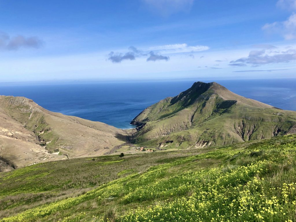 Zielone wzgórza Porto Santo nad oceanem
