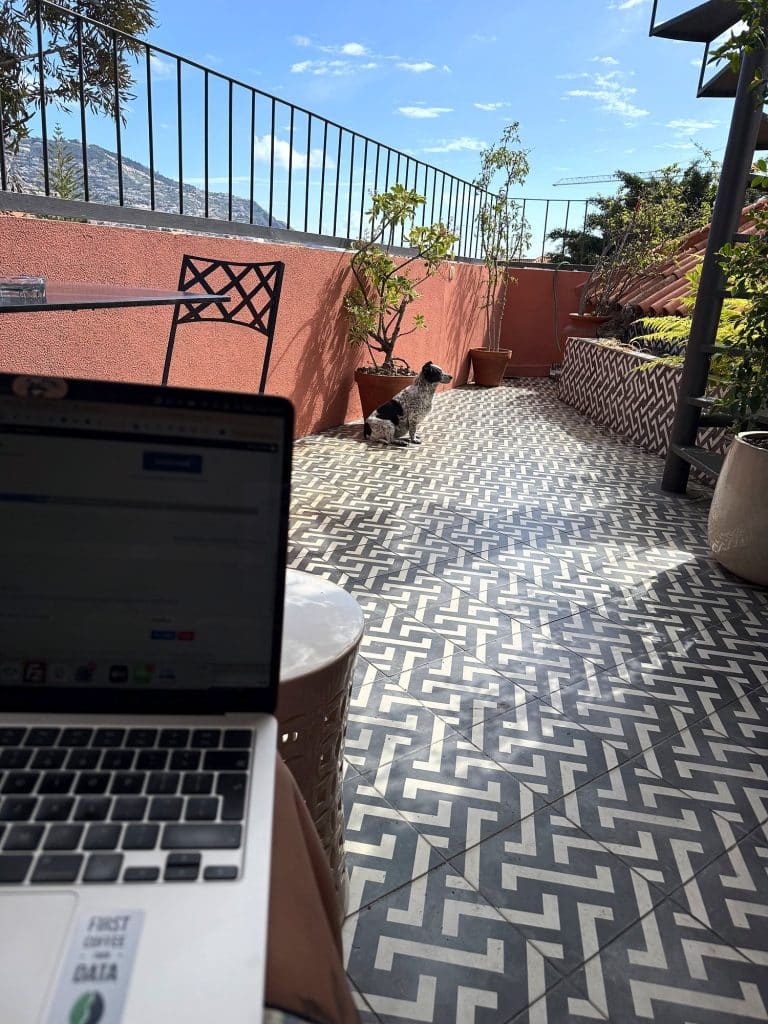 Laptop na stoliku na tarasie apartamentu w Funchal