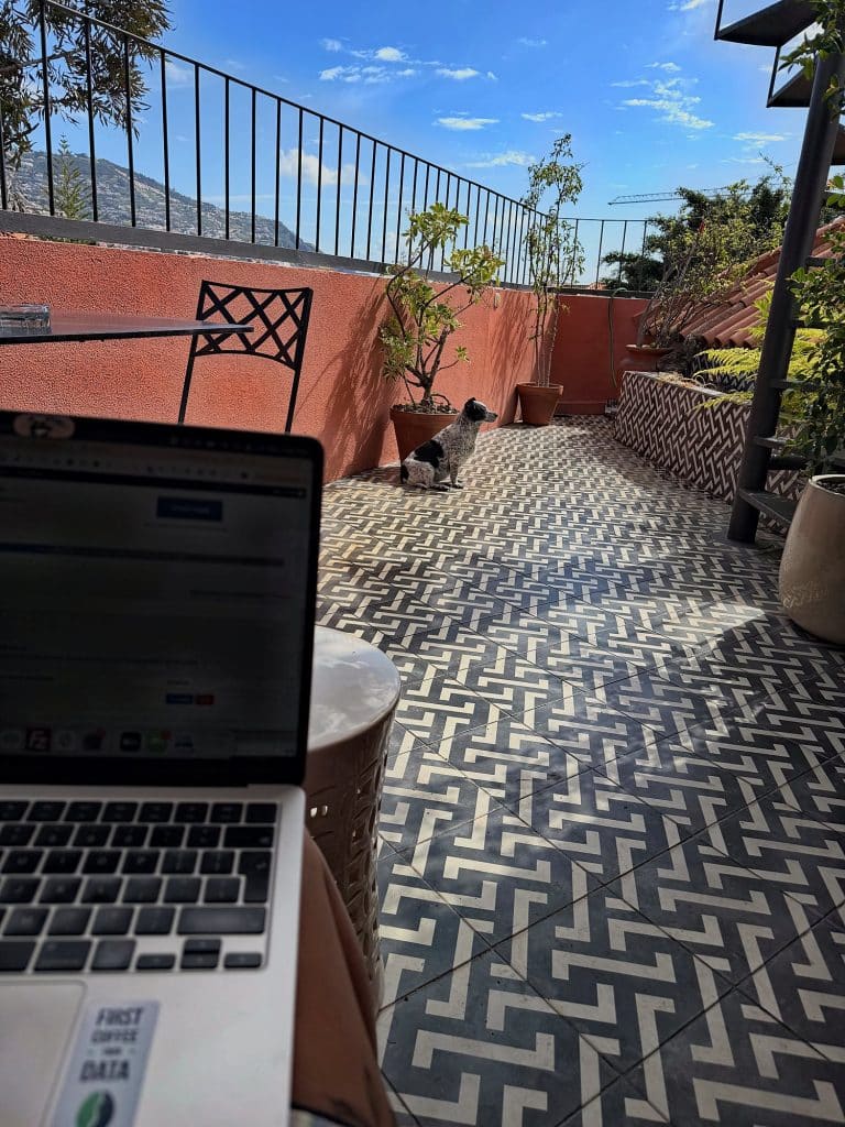 Laptop na stoliku na tarasie apartamentu w Funchal