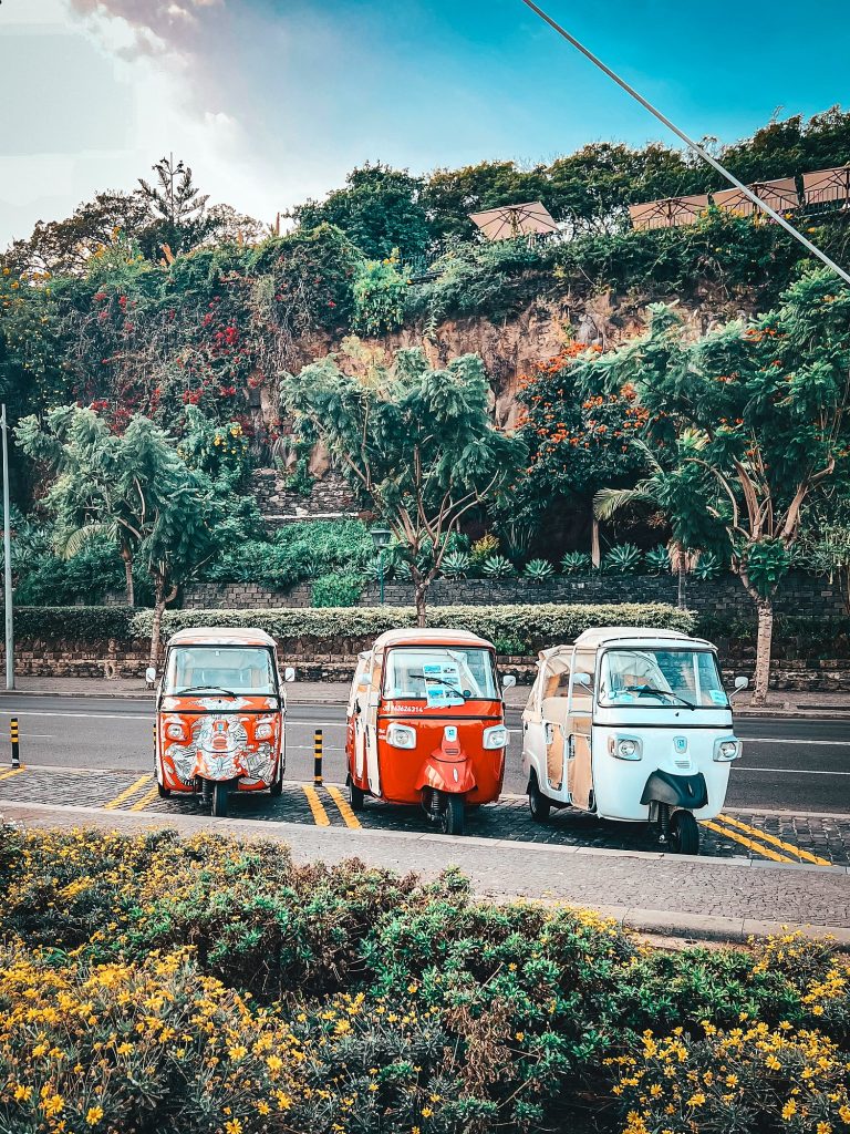 Trzy tuk-tuki zaparkowane przy promenadzie w Funchal