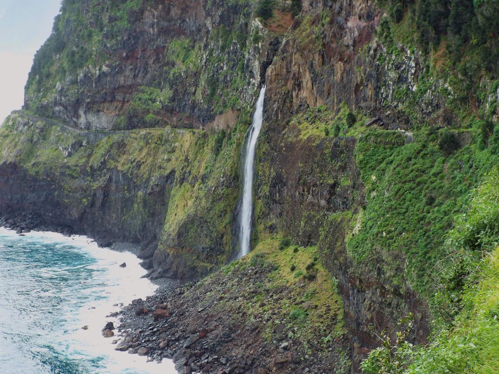 Wodospad Véu da Noiva spada z klifu prosto do oceanu