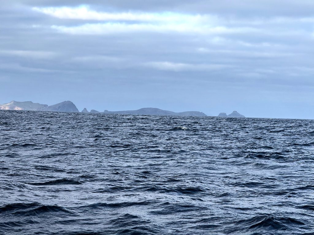 Wyspy Desertas na horyzoncie widziane z oceanu