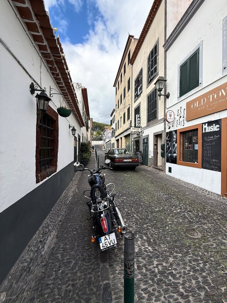 Wąska brukowana uliczka w starym mieście Funchal