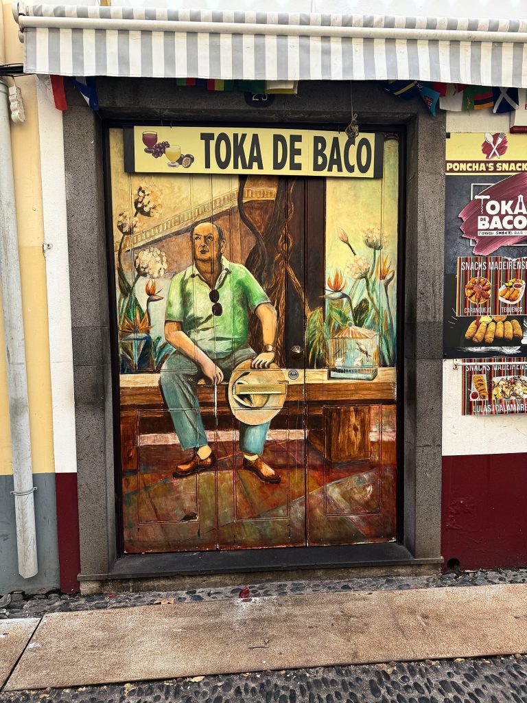 Malowane drzwi baru Toka de Baco w Zona Velha w Funchal