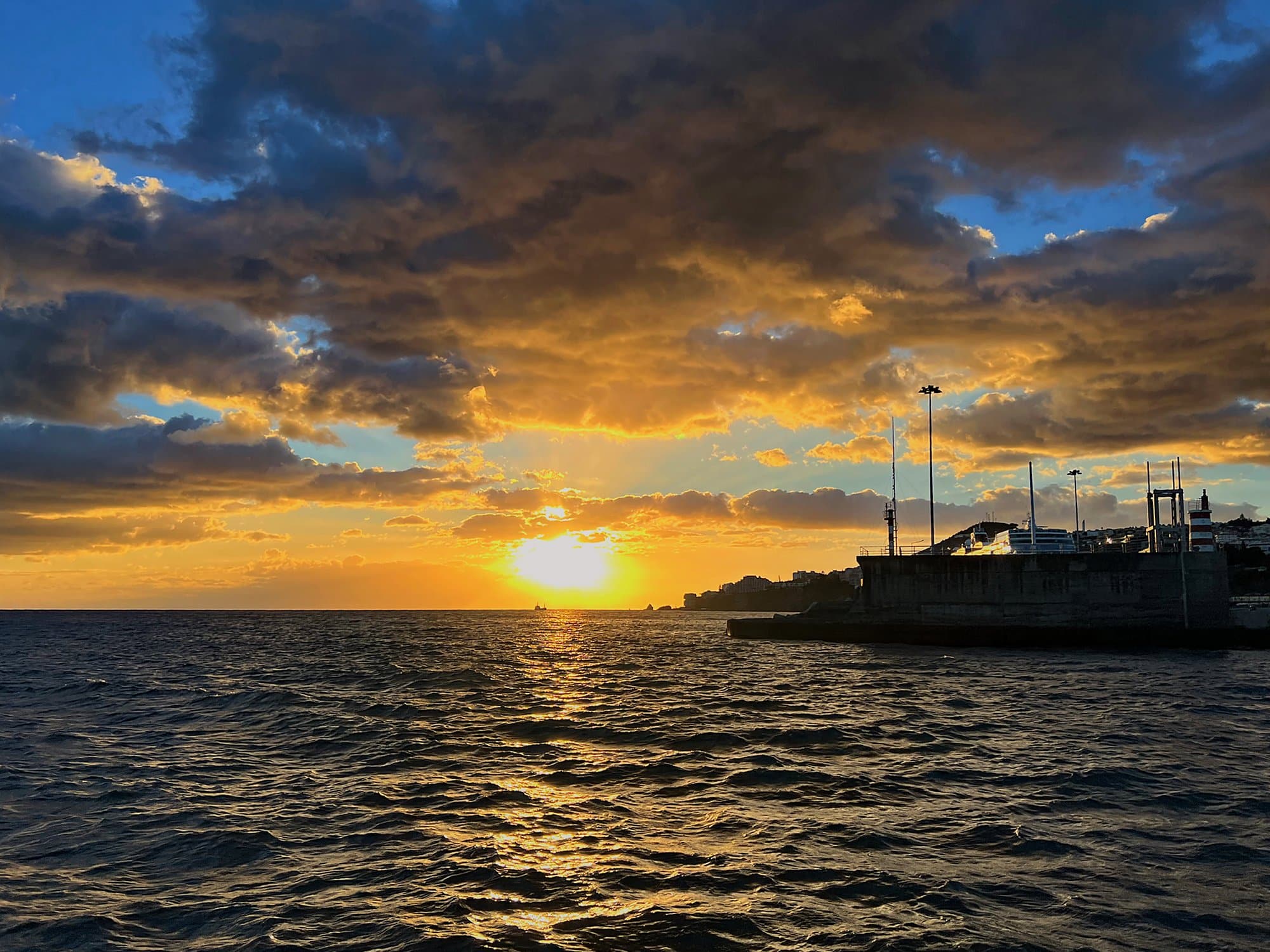 Zachód słońca nad oceanem w zatoce Funchal